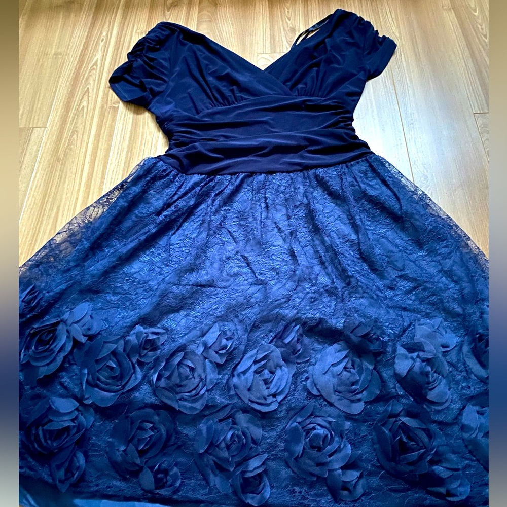 Laura Petite dress size 6 in Navy Blue